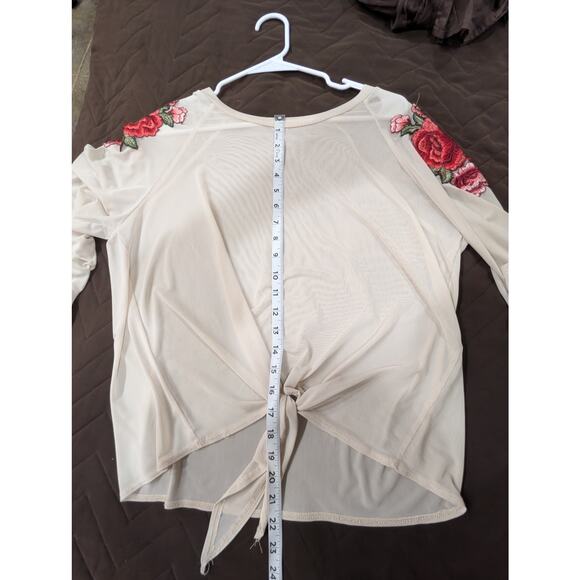 Pretty semi sheer cream short sleeve top w/rose applique embellishments size M - Picture 9 of 9